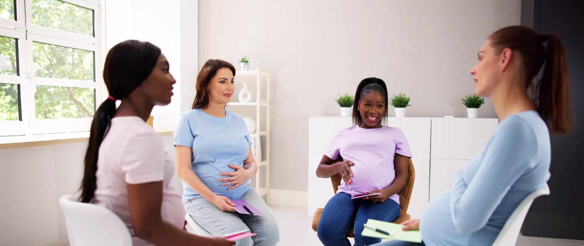 4 pregnant women talking